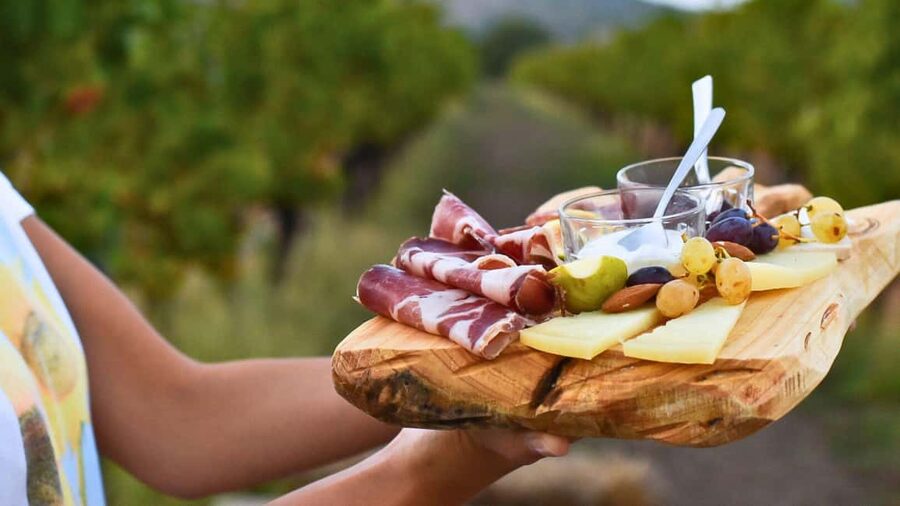 Alghero: lunch or dinner in the vineyard - The Sardinian menu at the table
