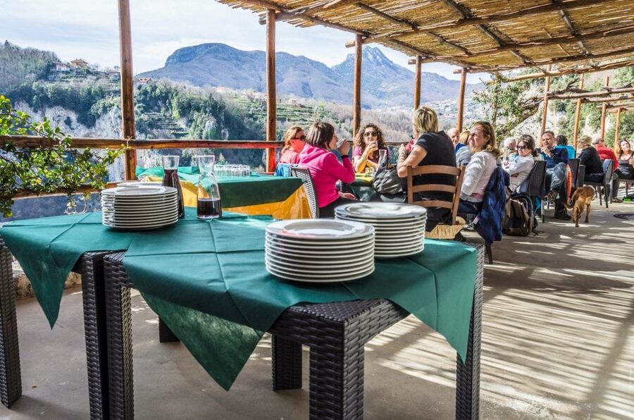 Amalfi: Walking tour between Furore vertical Vineyards - A farmhouse lunch with Furore wine