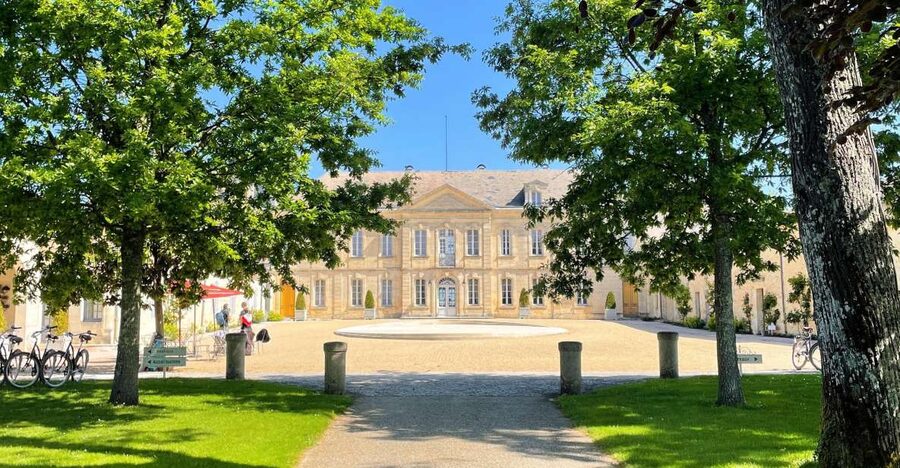 Bordeaux: Médoc & St-Emilion Wine 3 châteaux with lunch - A full day from Bordeaux to two wine worlds