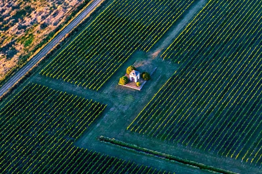 Bordeaux: Panoramic flight over vineyards and castles - Who should book this aerial tour?
