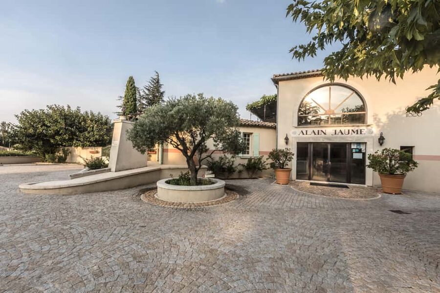 Châteauneuf du Pape: Visit the Alain Jaume vineyards and enjoy a gourmet meal - 10:30 a.m. among the Châteauneuf-du-Pape plots