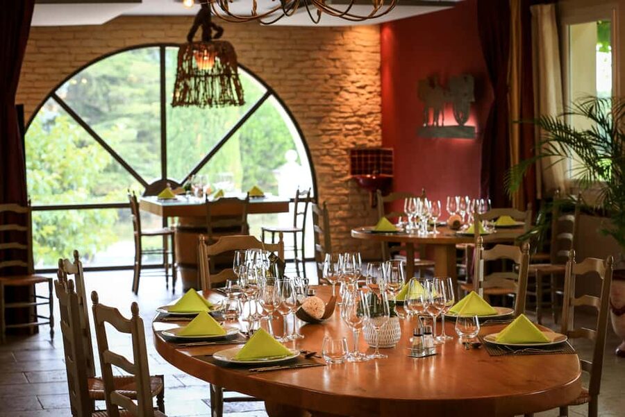 Châteauneuf du Pape: Visit the Alain Jaume vineyards and enjoy a gourmet meal - 11:30 a.m. inside the Alain Jaume cellars