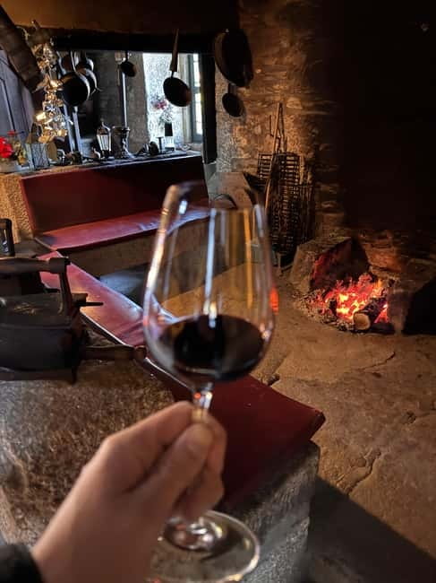 Douro Valley: Private 4wd Tour, Winery Visit, Boat & Lunch - A vineyard lunch with DOC wine