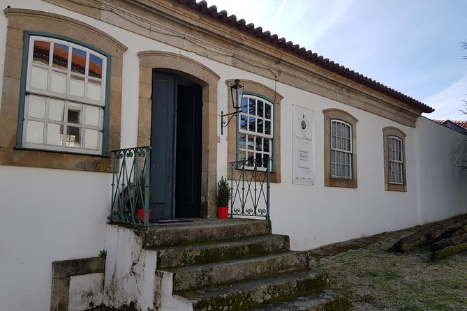Douro Valley Wine Tour: 3 Vineyard Visits, Wine Tastings, Lunch - Folgosa: a grander estate and Port tasting