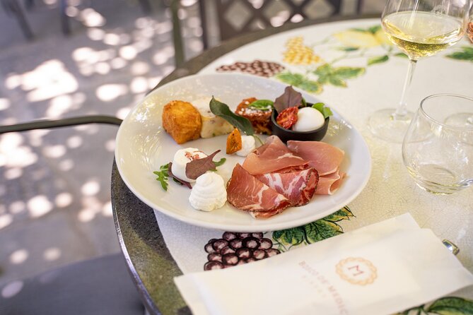 From Vineyard to Table: Wine Tasting & Neapolitan Lunch in Pompei - A winery break just outside Pompeii