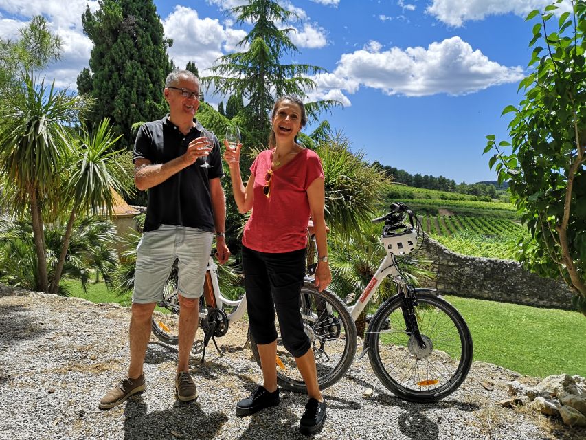Penedès/BCN: Self-Guided eBike Tour with guided Winery Visit - Riding between vineyards and toward Montserrat