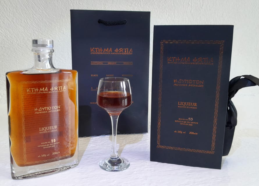 Private organic vineyard visit with liqueur tasting - Finding the meeting point near Oia