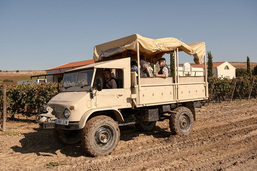 Ribera del Duero: Experience, vineyard, and 4x4 ride, plus an aperitif and tasting. - Who will enjoy this Viñas del Jaro visit?