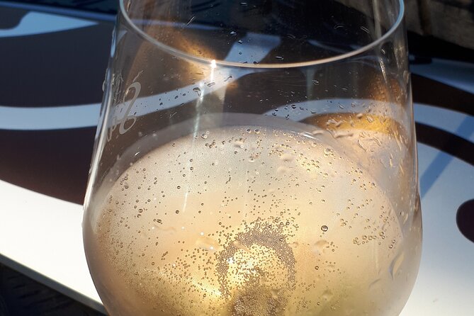 Sunset and champagne tasting in the vineyards - Why the private format matters