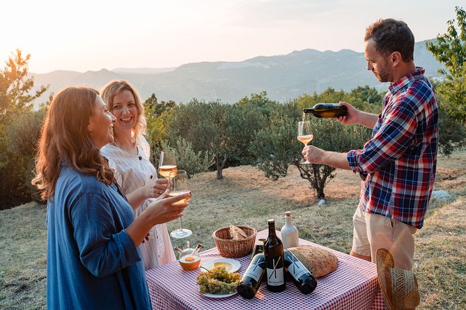 Sunset wine tasting in vineyard - The people are part of the tasting