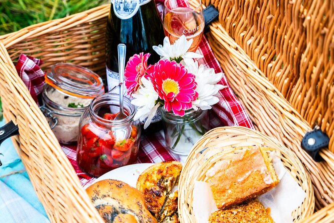 Sussex Vineyard & Winery Bus Tour on Iconic Vintage London Bus - What the tour gets right