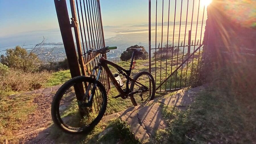 Table Mountain: Mountain Biking to Constantia Wine Estate - Arriving at Groot Constantia Wine Estate