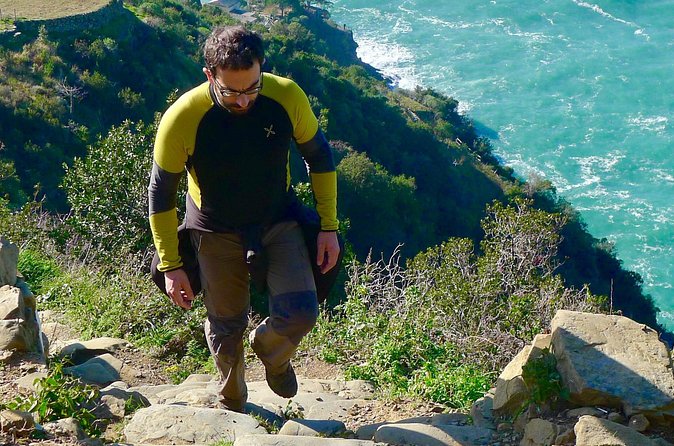 tasting and walk among the vineyards of the Cinque Terre - Walking the terrace above Manarola