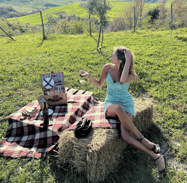 Volterra: Aperivintage aperitif in vineyard whit a Fiat 500 - What the 1.5-hour schedule really means